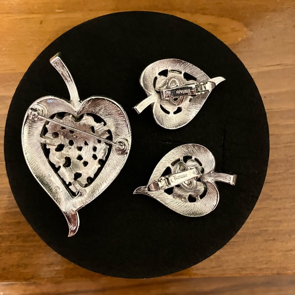 Crown Trifari Heart Brooch And Earrings Set - Picture 3 of 4